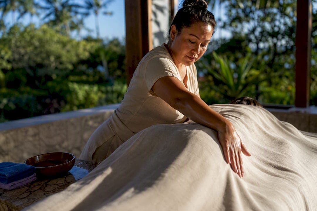 Calm for Up to Three Days: Lomi Lomi Benefits, Science and Luana Inn Approach
